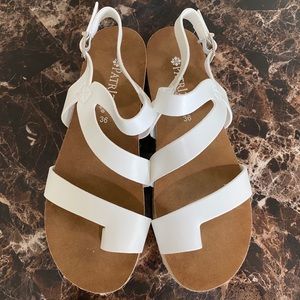 PATRIZIA BY SRING STEP WHITE SANDAL/ SIZE: 5.5 -6